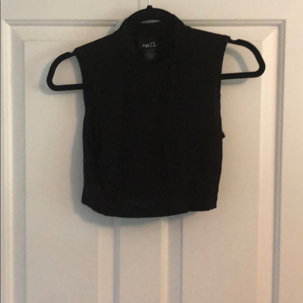 Sleeveless black crop top